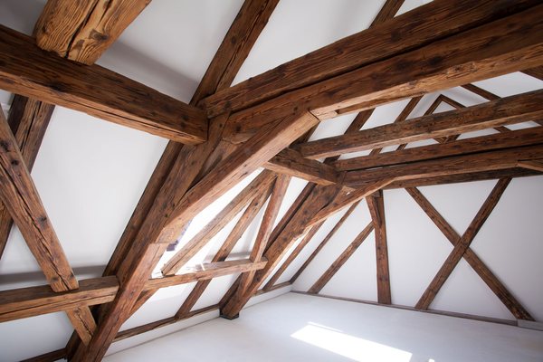 Der 1697 gemeinsam errichtete Dachstuhl, nach der neuen Wohnungsaufteilung wieder in ganzer Höhe sichtbar