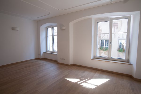 Zimmer mit zwei Fenstern in Rundbogennischen, Blick auf die bemalte Fassade gegenüber
