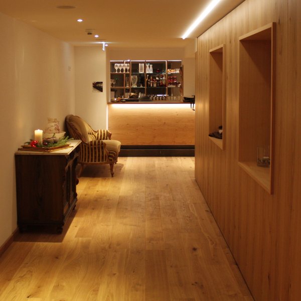 Der Empfang mit der neuen Theke aus Holz, rechts Nischen in der Wandverkleidung