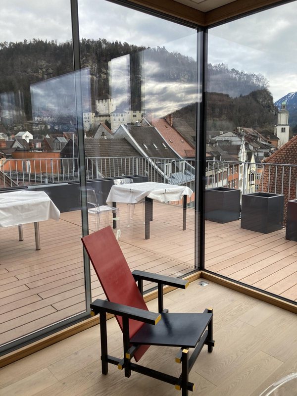 Blick aus der verglasten Wohnung im zweiten Dachgeschoß auf die Schattenburg