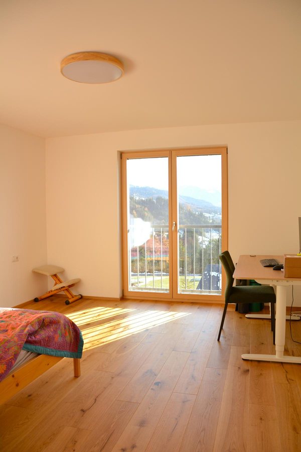 Ein Zimmer mit Fenstertür auf den Balkon, Dielenboden aus Eiche