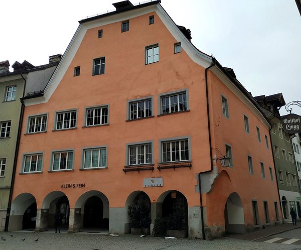 Das Stadthaus vom Marktplatz, Laubengang im Erdgeschoß, darüber drei Fensterreihen unter dem geschwungenen Giebel