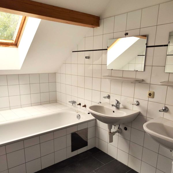 Das Bad im Obergeschoß vor dem Umbau, Dachschräge mit Dachfenster