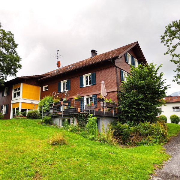 Das Bauernhaus im Juli 2023, vor Beginn der Arbeiten an der Wohnung im Obergeschoß