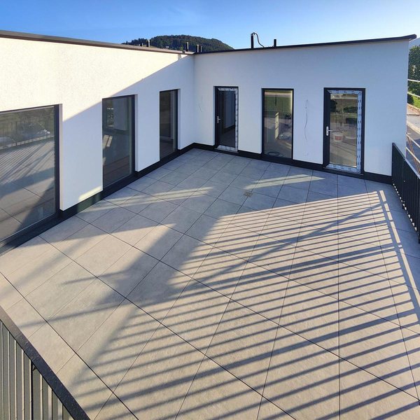 Die gemeinsame Terrasse, von ihr gehen die Türen der Wohnungen ab