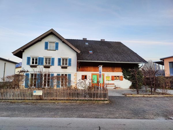Das Haus vor dem Umbau, Februar 2023, Wohnhaus mit blauen Läden, rechts der Schopf über dem Geschäft