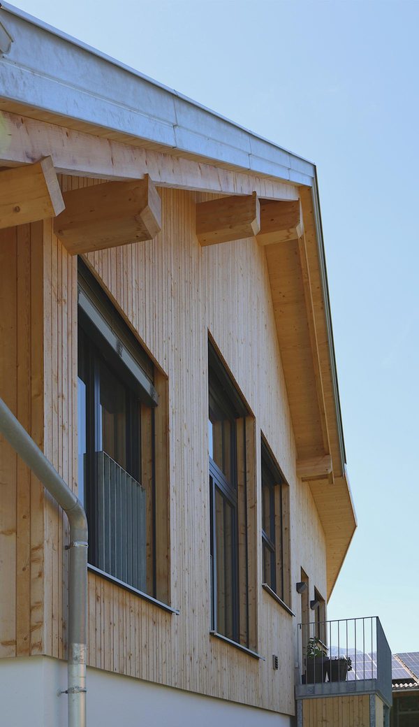 Die Holzschalung des Aufbaus mit den vorstehenden Balkenköpfen unter dem Dachrand